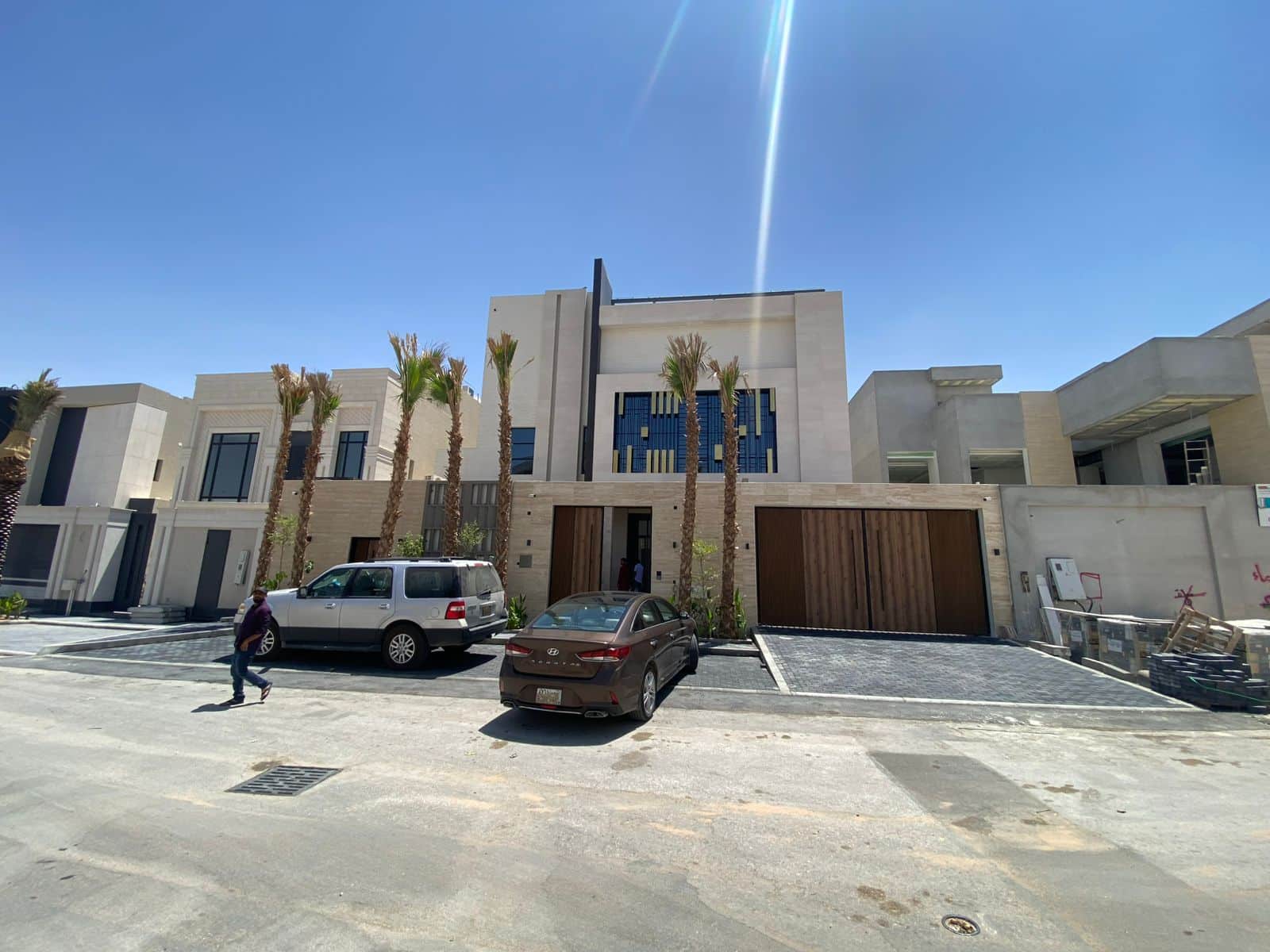 تنفيذ أعمال الديكورات الخارجية والواجهات